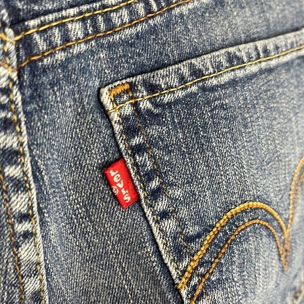 Levi’s Roll Up Shorts l SIZE 29 - Picture 10 of 11